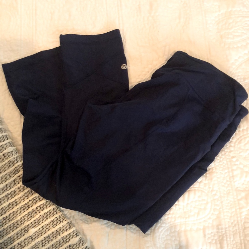 Size 10 Lululemon navy Capri workout pants!